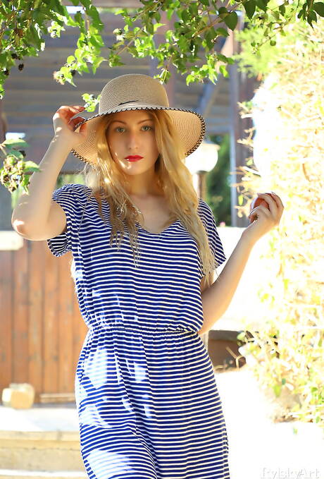 Rylsky Art pleased to share with you a free xxx photo gallery with Katty Muss unveiling nice body